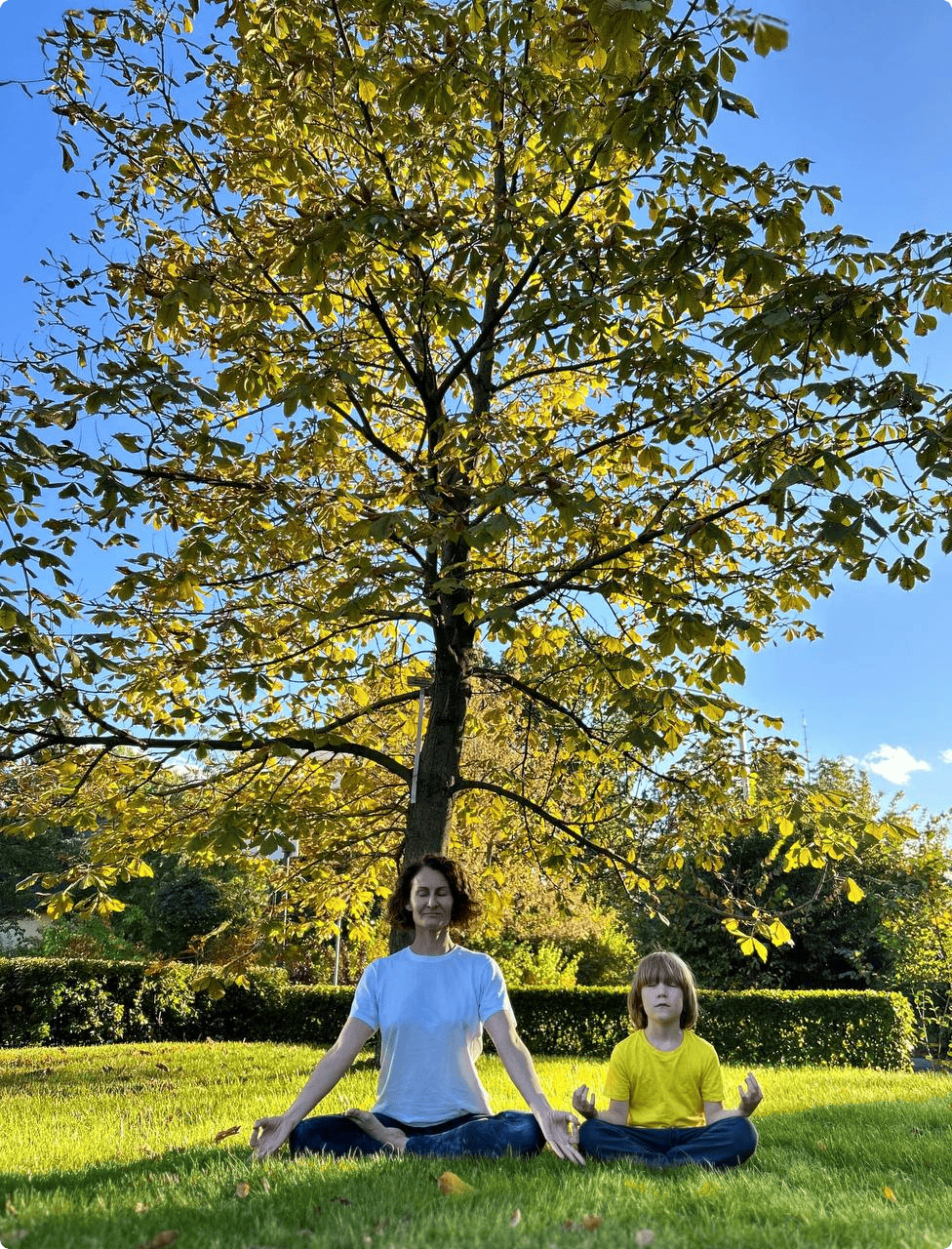 Фото Александра Логинова хатха-йога на улице. Поза Сукхасана — Sukhasana — «удобная поза» или «поза счастья».