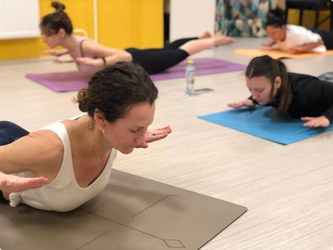 Фото Александра Логинова хатха-йога в зале